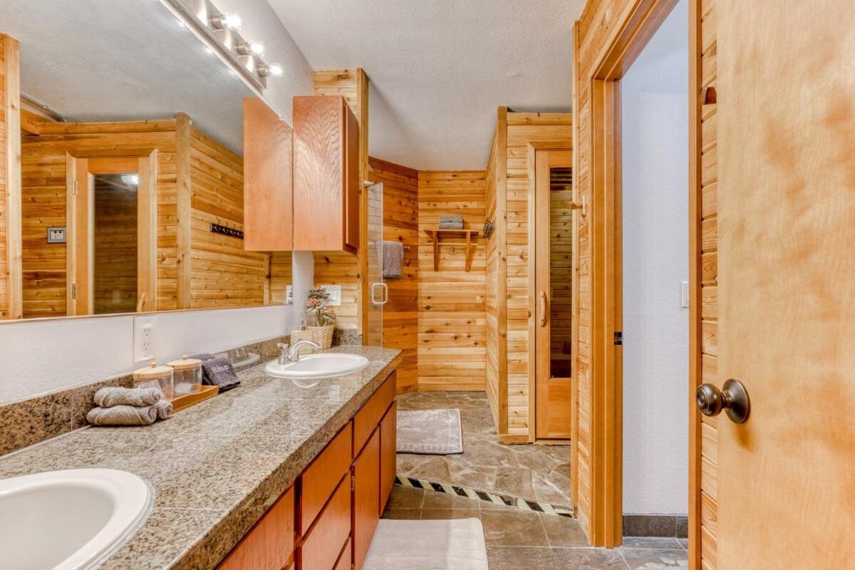 Great Blue Lodge - Spacious Ski Lodge, Hot Tub, Sauna, Game Room & More กัฟเวิร์นเมนท์แคมป์ ภายนอก รูปภาพ