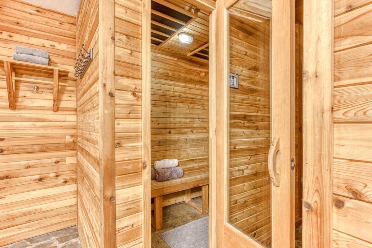 Great Blue Lodge - Spacious Ski Lodge, Hot Tub, Sauna, Game Room & More กัฟเวิร์นเมนท์แคมป์ ภายนอก รูปภาพ